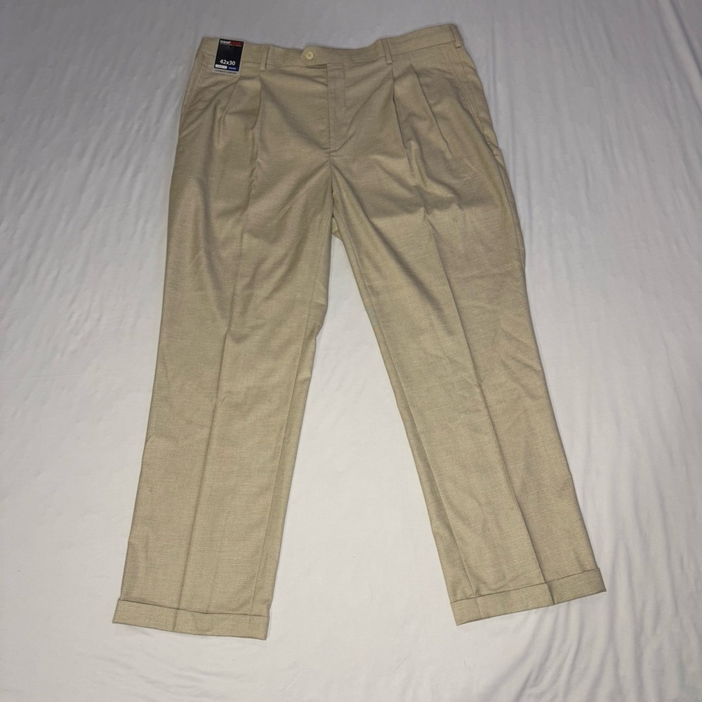 NWT - TravelSmart‎ Roundtree & Yorke Men's Khaki Chinos Pleated Men’s 42x30